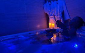 Séjour Romantique Jacuzzi intérieur Privé